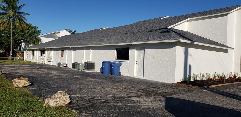 1412 Royal Palm Square Blvd, Fort Myers, FL for sale - Building Photo - Image 3 of 3