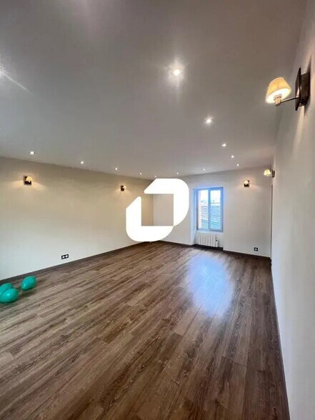 Office in Montévrain for lease - Interior Photo - Image 2 of 5