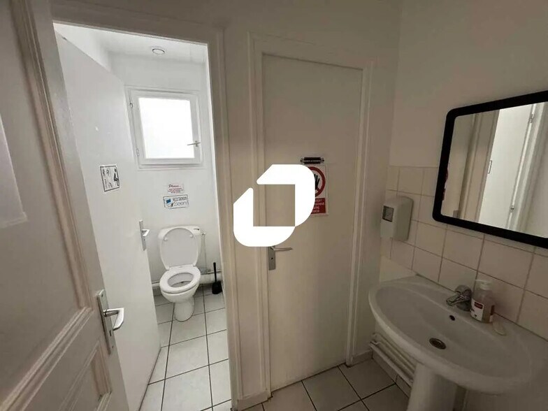 Office in Malakoff for lease - Building Photo - Image 2 of 12