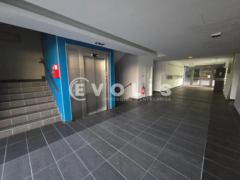 Office in Orsay for sale - Lobby - Image 3 of 8