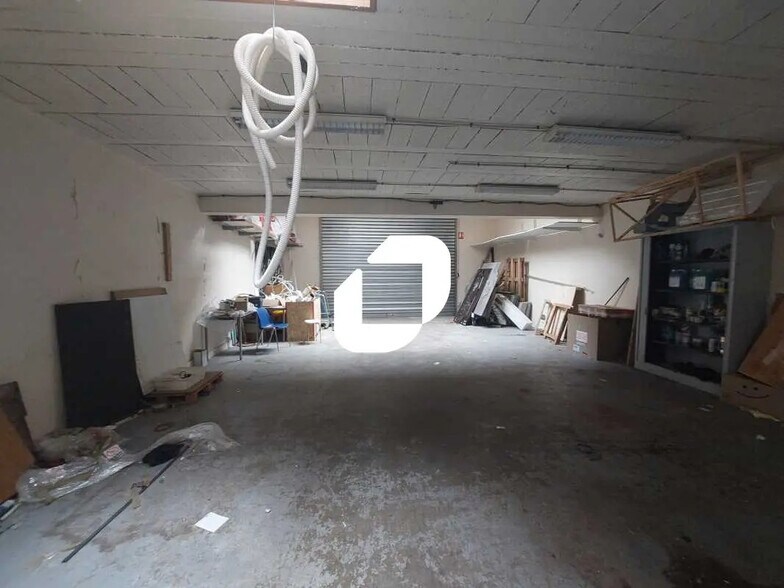 Flex in Voisins-le-Bretonneux for lease - Interior Photo - Image 2 of 10