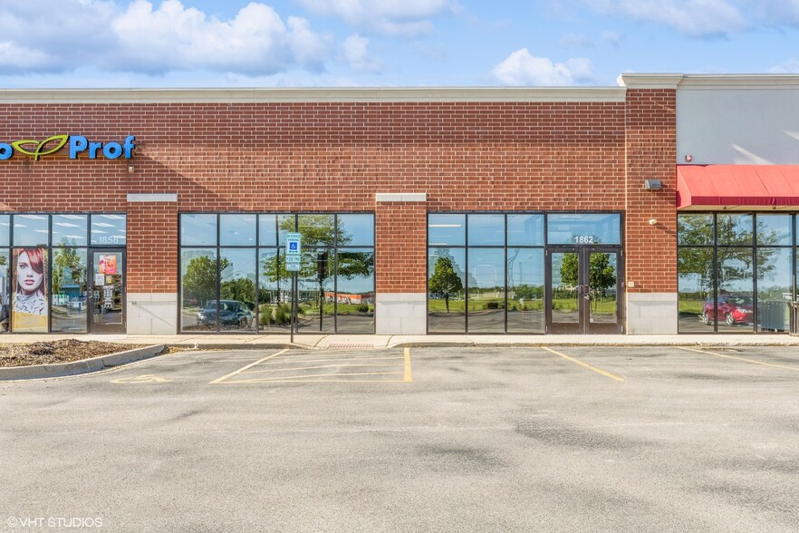 1852-1866 Towne Centre Dr, North Aurora, IL for lease - Building Photo - Image 1 of 26