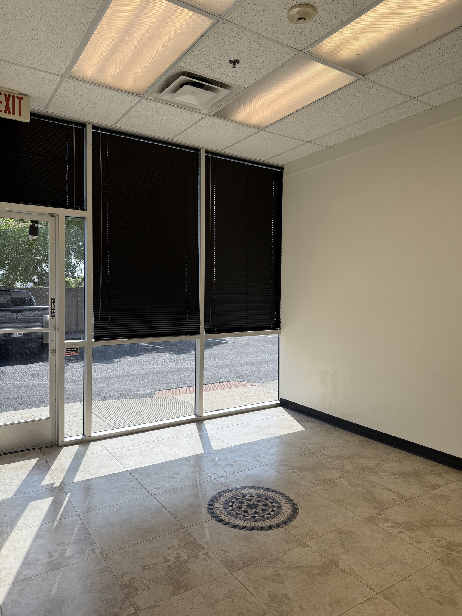 13343 W Foxfire Dr, Surprise, AZ for lease Interior Photo- Image 1 of 4