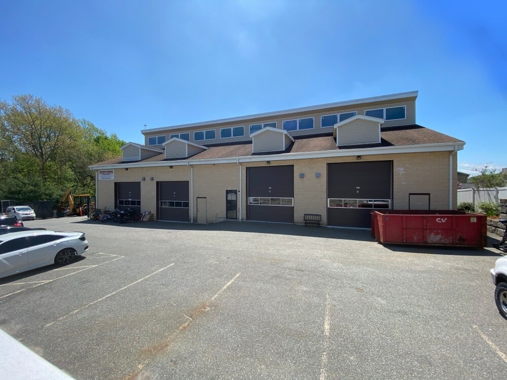 911 Gould St, Stoneham, MA 02180