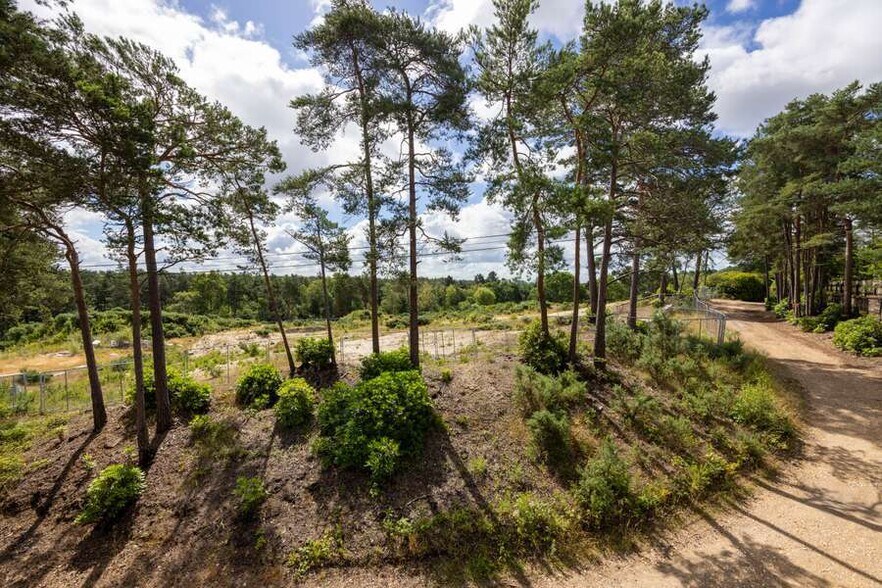 216 Hurn Rd, Ringwood for sale - Building Photo - Image 2 of 4