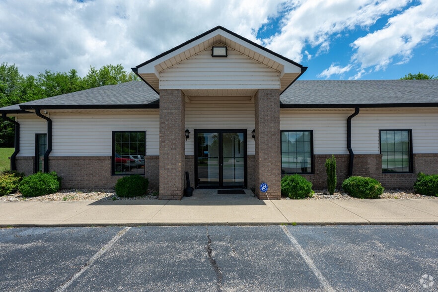 Two Commercial Properties Available portfolio of 2 properties for sale on LoopNet.com - Building Photo - Image 3 of 16