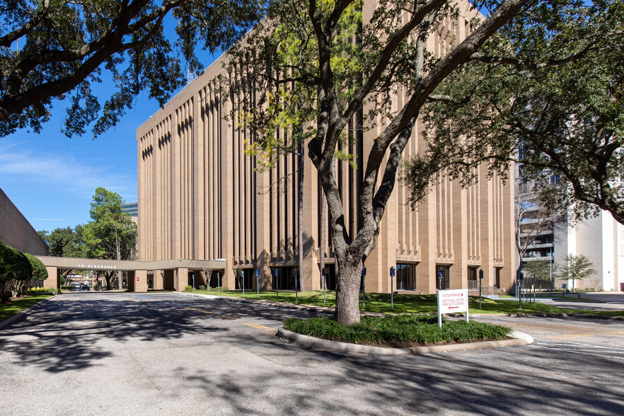 1900 St James Pl, Houston, TX for lease - Building Photo - Image 1 of 3