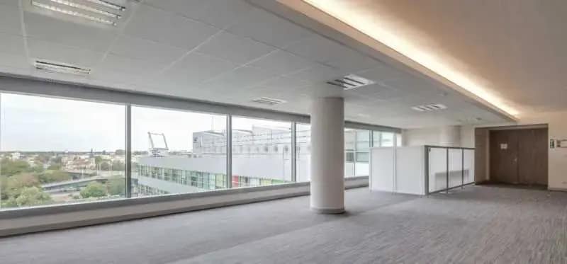 2-4 Rue Des Martinets, Rueil-Malmaison for lease Interior Photo- Image 1 of 5