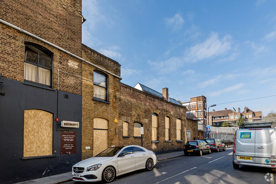 2-18 Warburton Rd, London for lease - Building Photo - Image 1 of 5