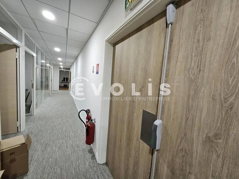 Office in Arcueil for lease - Interior Photo - Image 2 of 16