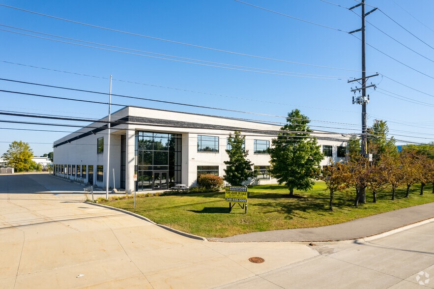 2455 Featherstone Rd, Auburn Hills, MI for lease - Building Photo - Image 3 of 9