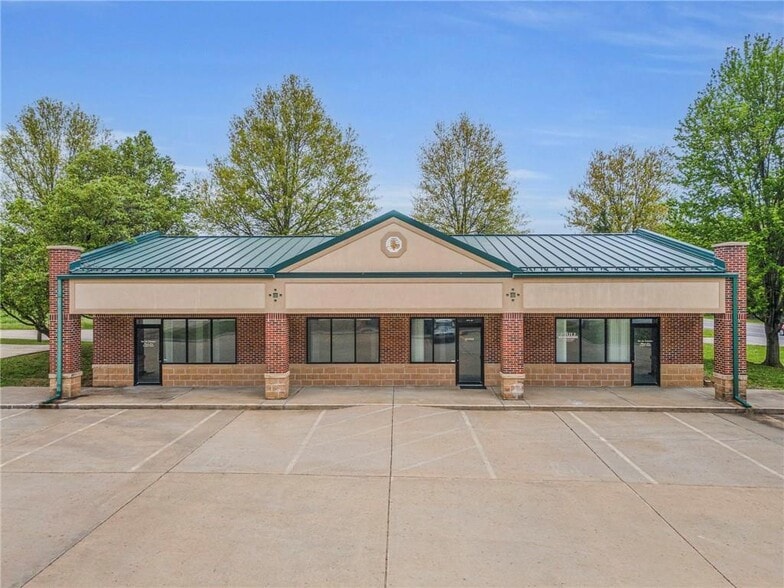 204-208 N 169 Hwy portfolio of 2 properties for sale on LoopNet.com - Building Photo - Image 3 of 41