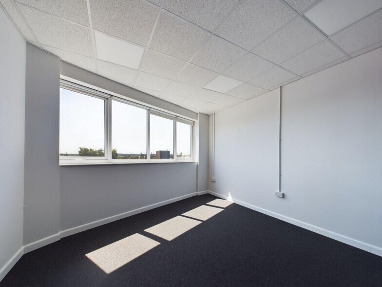 King St, Wigan for lease - Interior Photo - Image 3 of 15