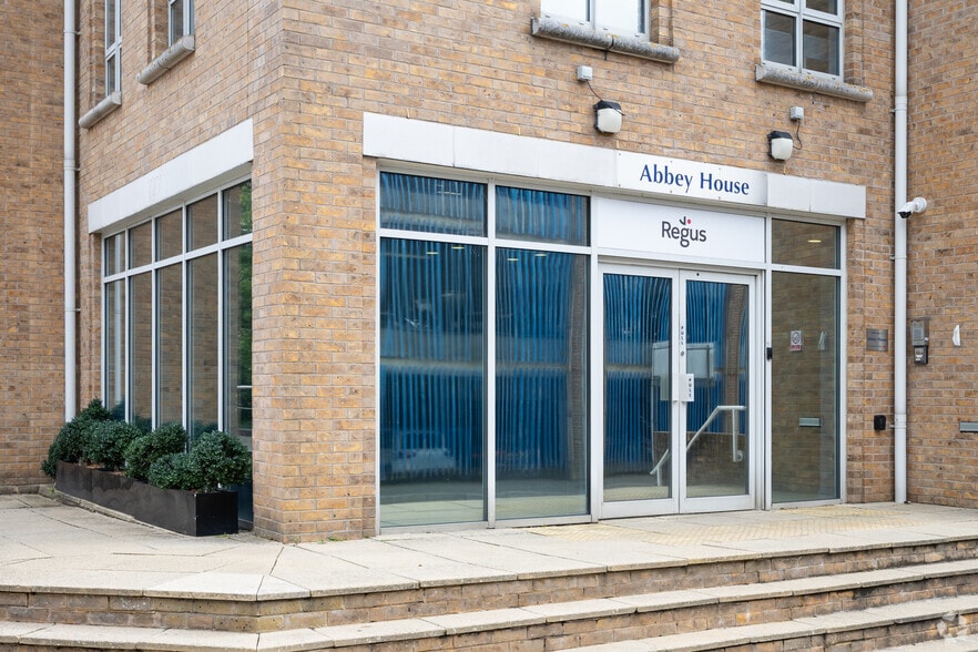 25 Clarendon Rd, Redhill for lease - Building Photo - Image 3 of 3