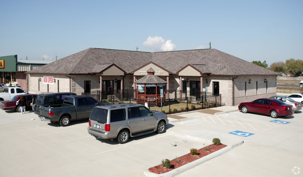 10407 W Fairmont Pky, La Porte, TX for lease - Building Photo - Image 1 of 3