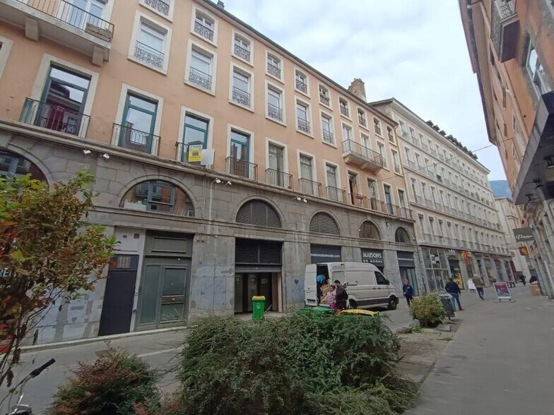 Retail in Grenoble for lease - Building Photo - Image 1 of 5