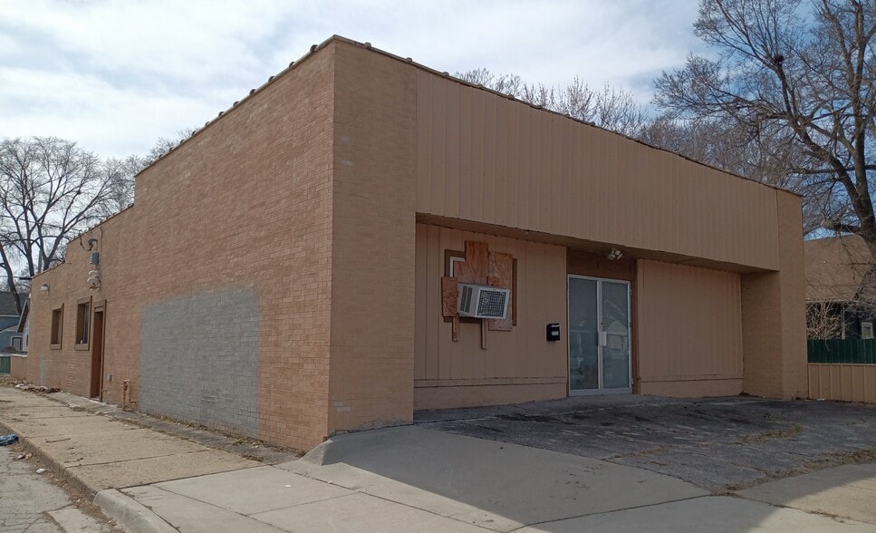 2261 E Grand Ave, Des Moines, IA 50317 Retail for Sale