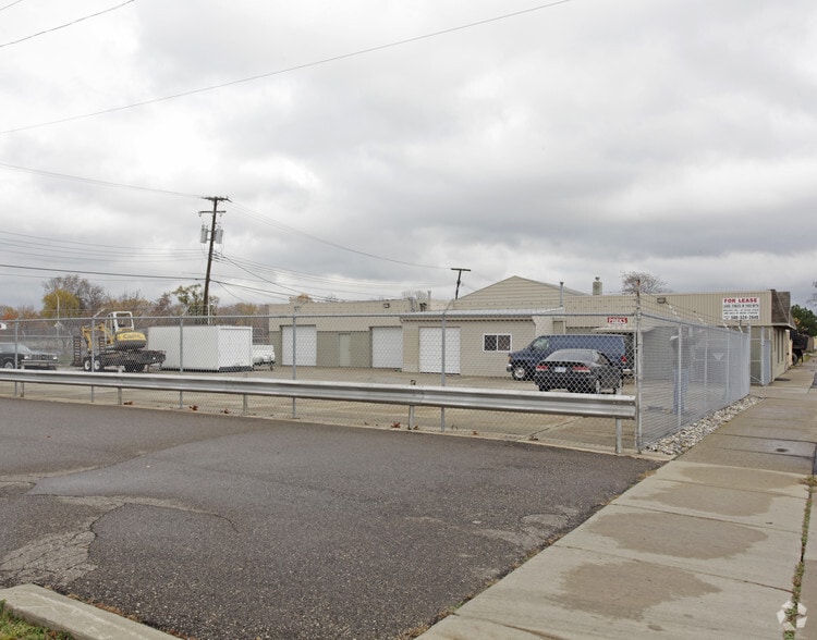 45-47 E 10 Mile Rd, Madison Heights, MI for sale - Building Photo - Image 3 of 9