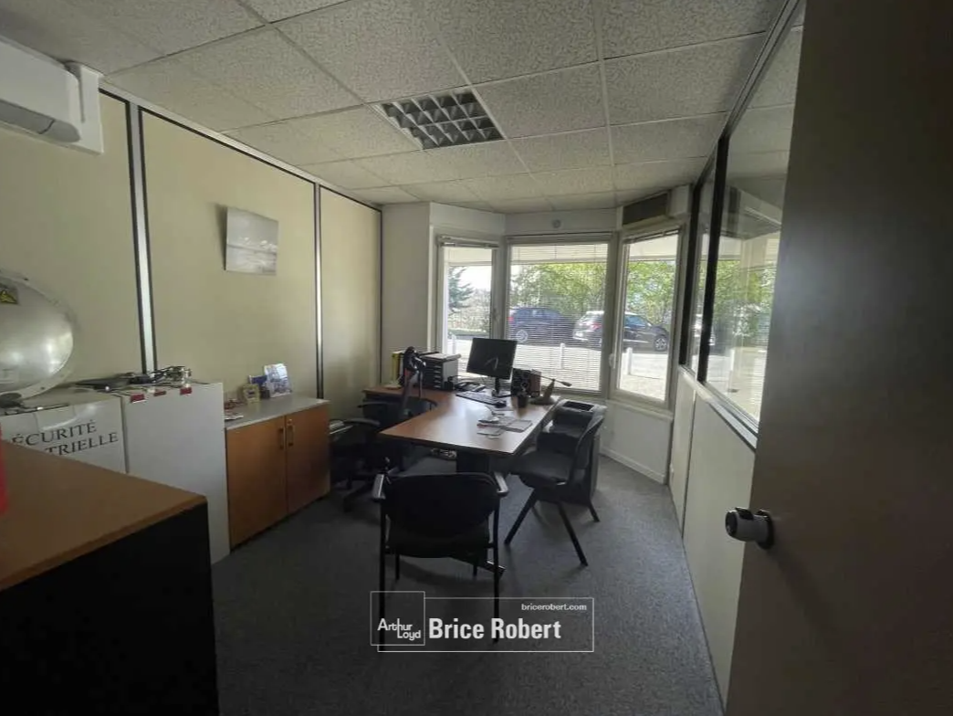 Office in Dardilly for lease Interior Photo- Image 1 of 5