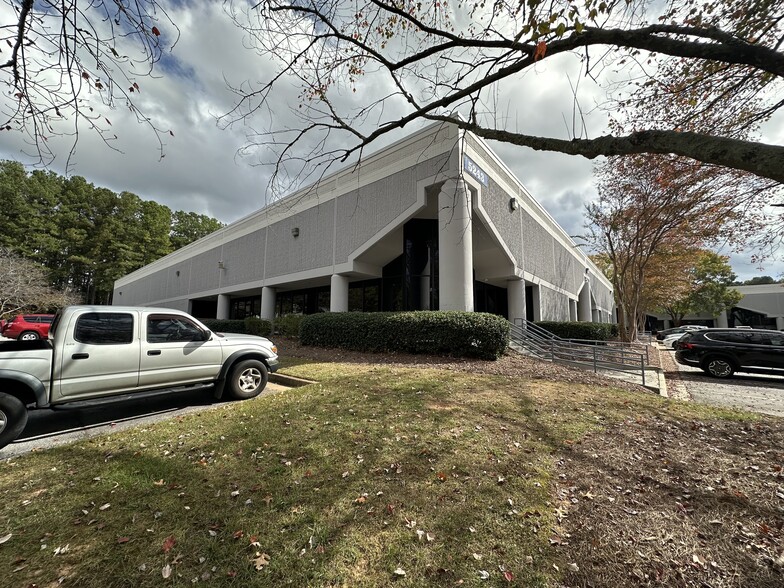 5243 Royal Woods Pky, Tucker, GA for lease - Building Photo - Image 3 of 4