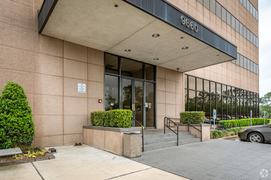 9660 Hillcroft Ave, Houston, TX for lease - Building Photo - Image 3 of 5