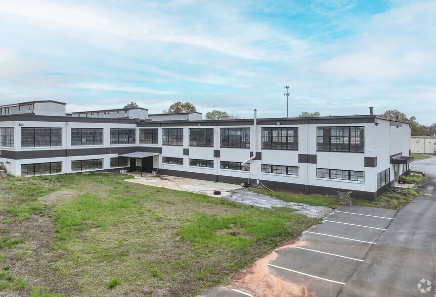 585 11th St NW, Hickory, NC for sale - Primary Photo - Image 1 of 42