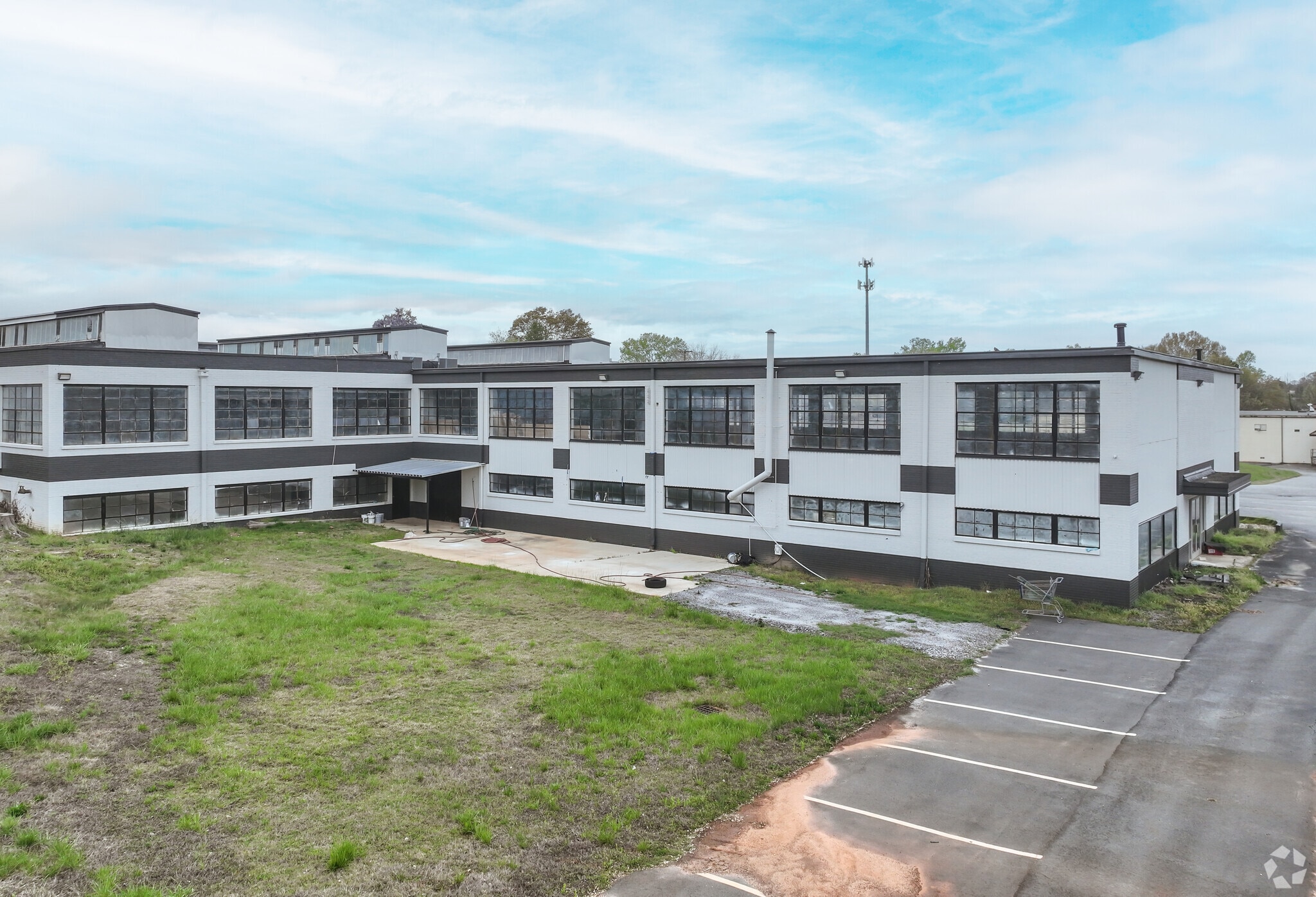 585 11th St NW, Hickory, NC for sale Primary Photo- Image 1 of 43