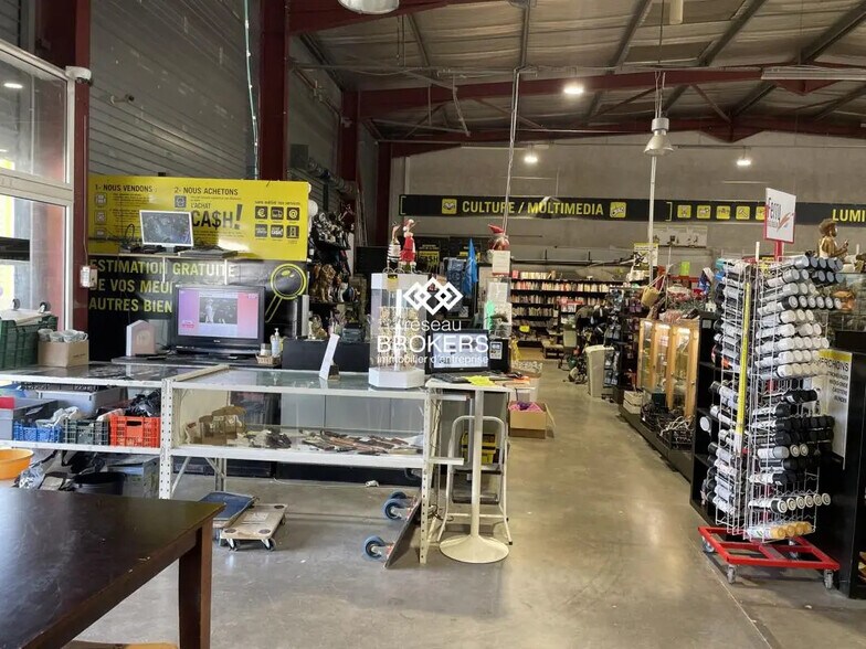 Retail in Marignane for lease - Interior Photo - Image 3 of 3