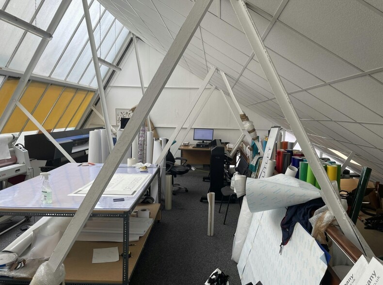 17 Cumberland Ave, London for lease - Interior Photo - Image 2 of 2