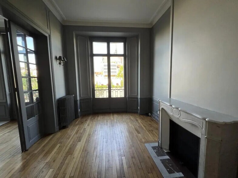 Office in Reims for lease - Building Photo - Image 3 of 9