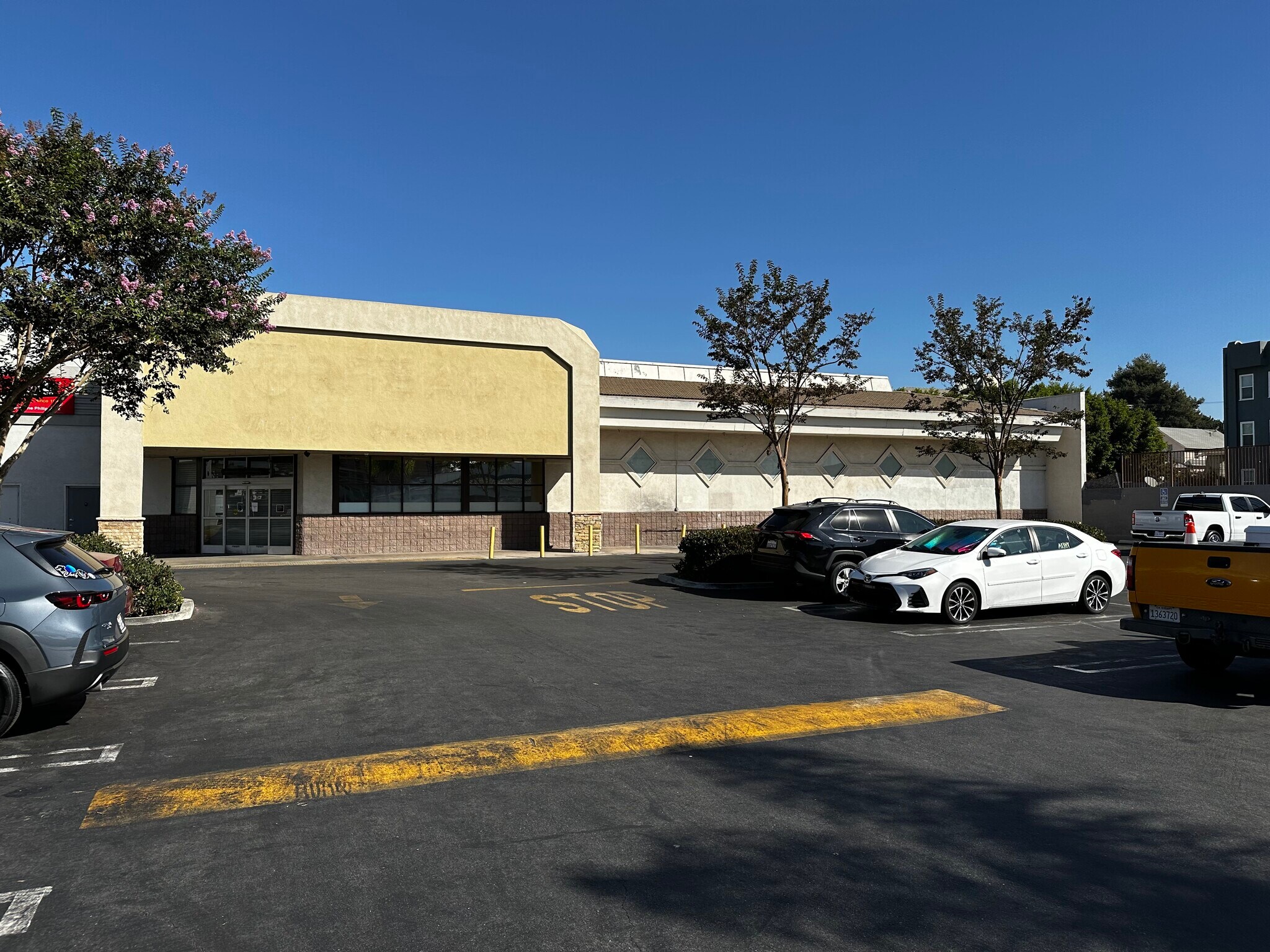 4633 Santa Monica Blvd, Los Angeles, CA for lease Primary Photo- Image 1 of 2