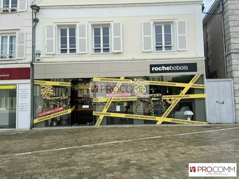 Retail in Chartres for lease - Building Photo - Image 1 of 5