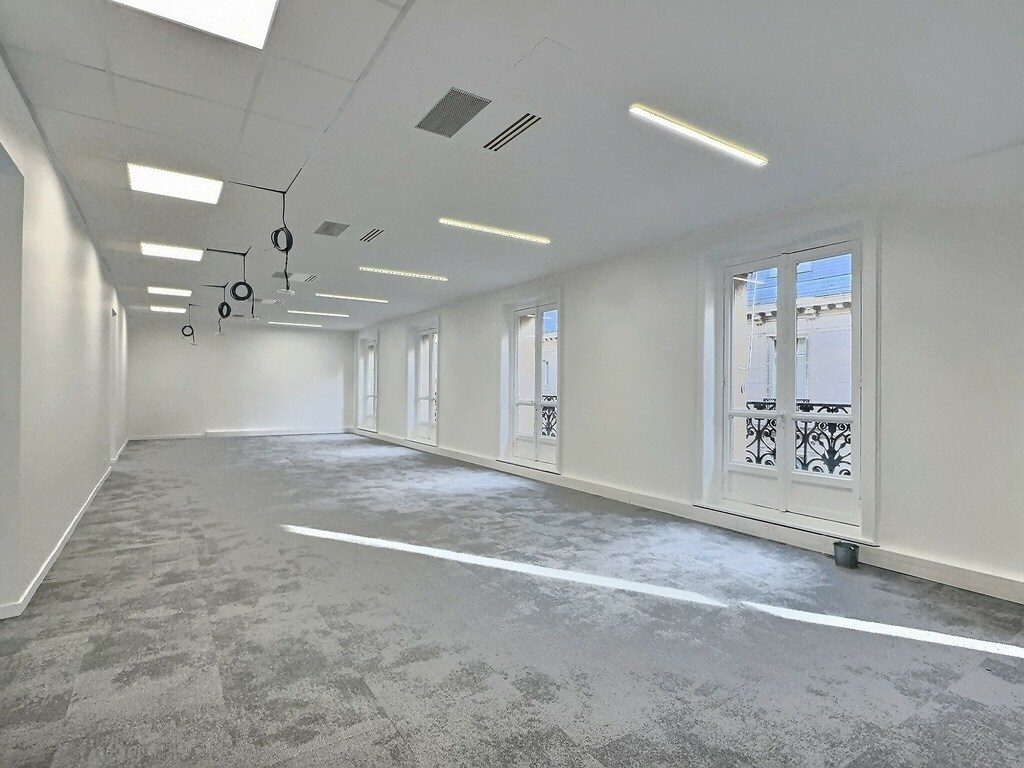 Office in Paris for lease Interior Photo- Image 1 of 13