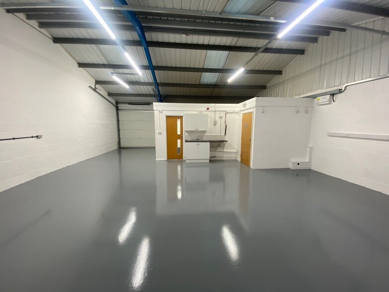 Basingstoke Rd, Reading for lease - Interior Photo - Image 2 of 6