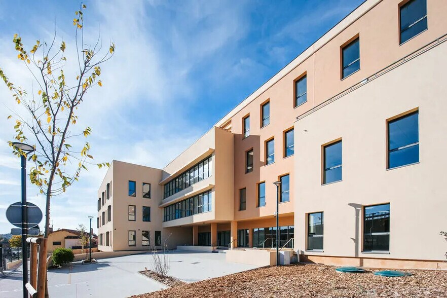 Office in Aix-en-Provence for lease - Building Photo - Image 3 of 16