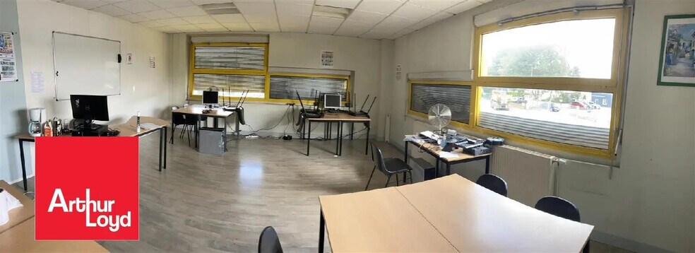 Office in Le Coudray for lease - Interior Photo - Image 3 of 5
