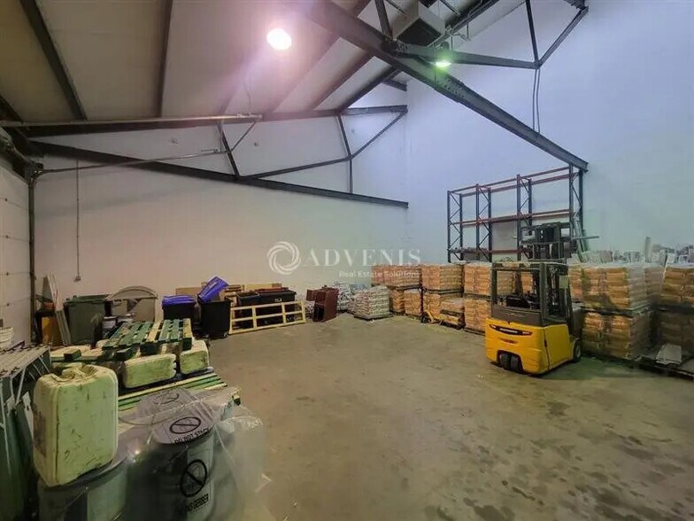 Flex in Saint-Denis for lease - Interior Photo - Image 3 of 9