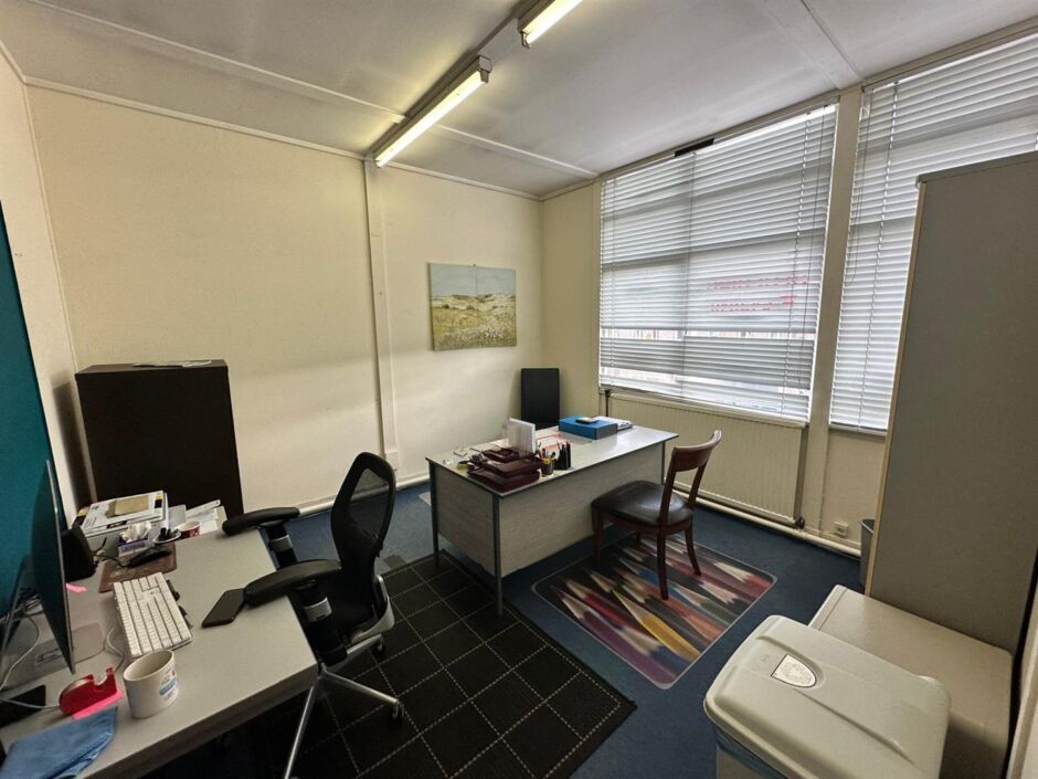 9-10 London Rd, Neath for lease Interior Photo- Image 1 of 4
