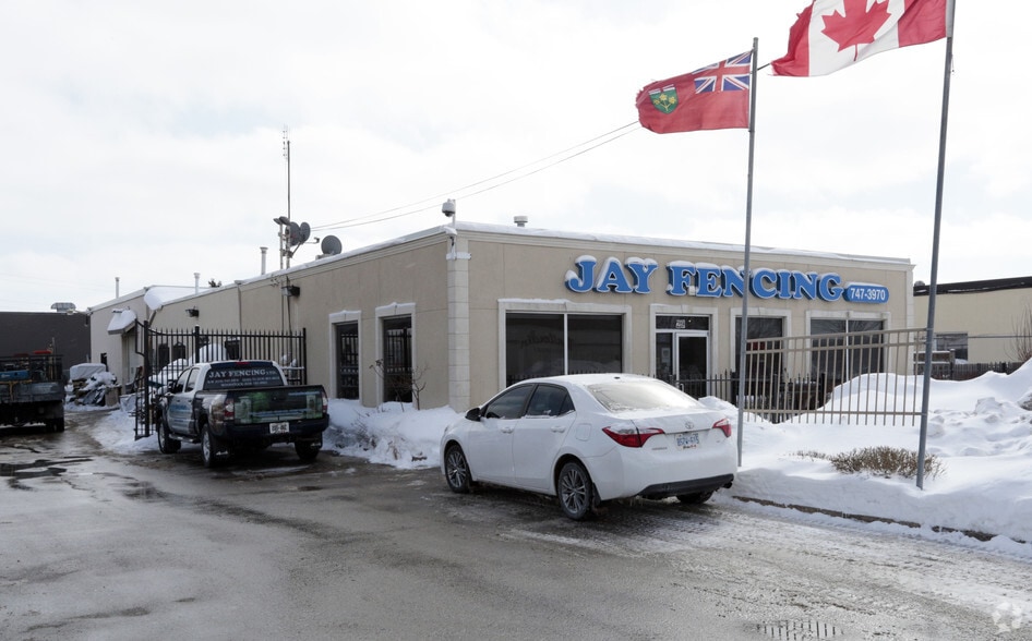 29 Northfield Dr, Waterloo, ON for sale - Primary Photo - Image 1 of 1