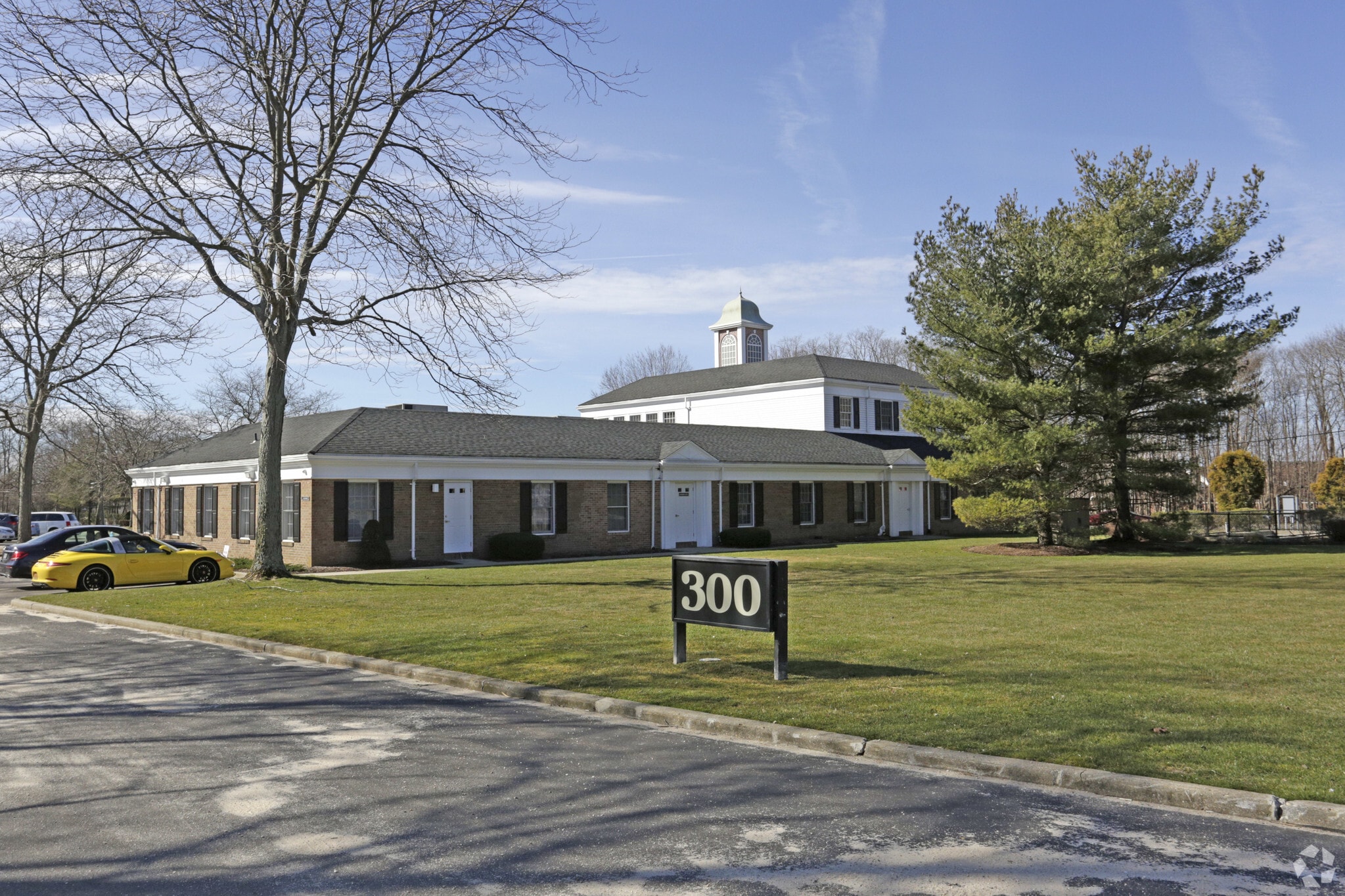 300 E Main St, Smithtown, NY for lease Primary Photo- Image 1 of 9