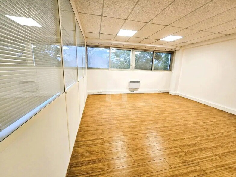 Flex in Igny for lease - Interior Photo - Image 3 of 12