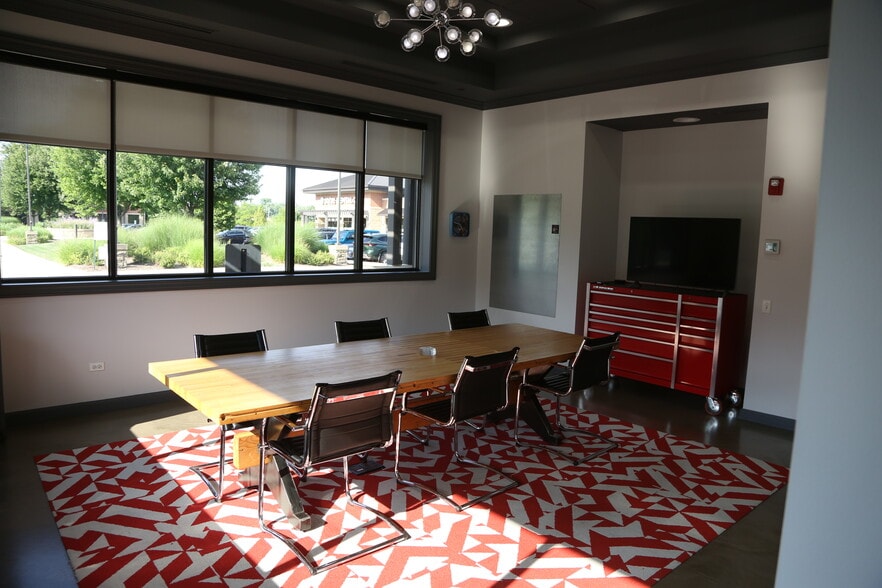 1901 N Gary Ave, Wheaton, IL for sale - Building Photo - Image 3 of 12