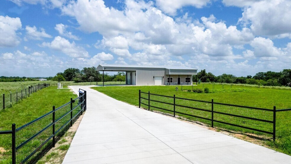 209 FM 1344, Floresville, TX for sale - Primary Photo - Image 1 of 41