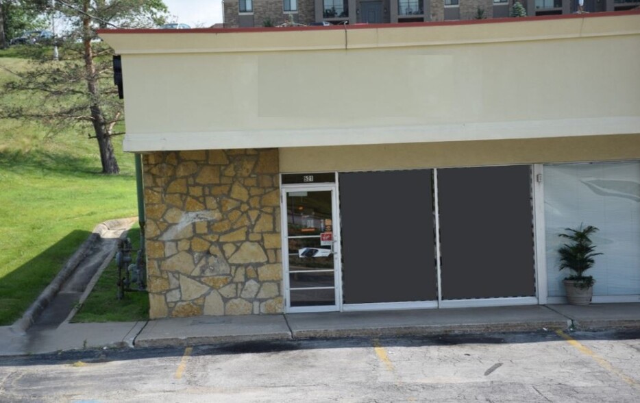 521-601 NW Englewood Rd, Kansas City, MO for lease - Building Photo - Image 2 of 3