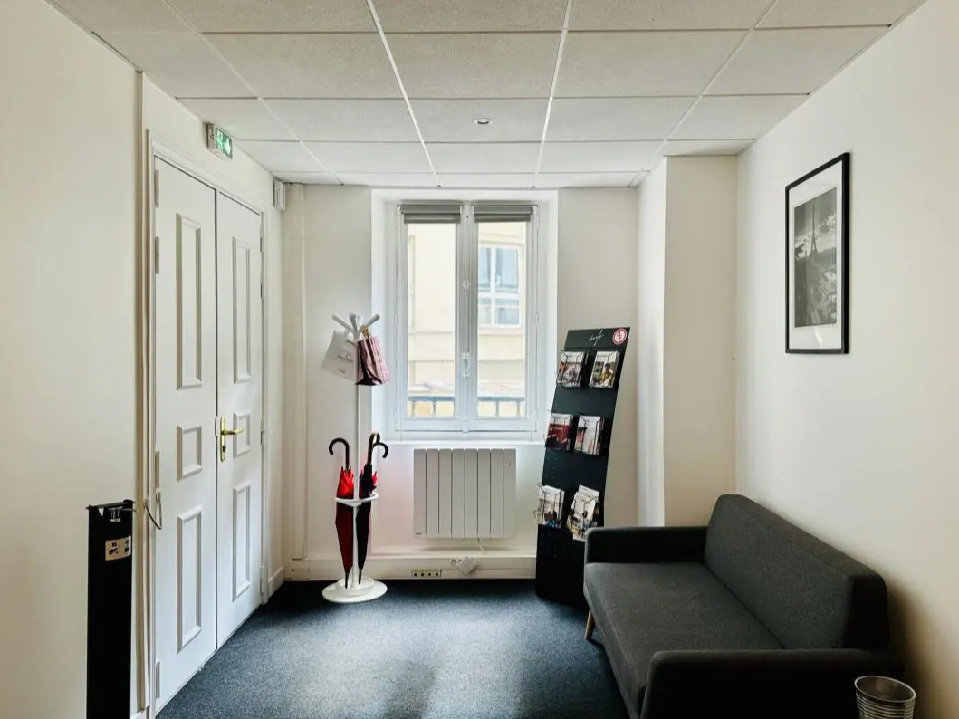 Office in Paris for lease Interior Photo- Image 1 of 7