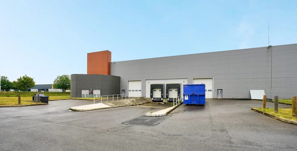 Industrial in Lieusaint for lease - Building Photo - Image 1 of 5