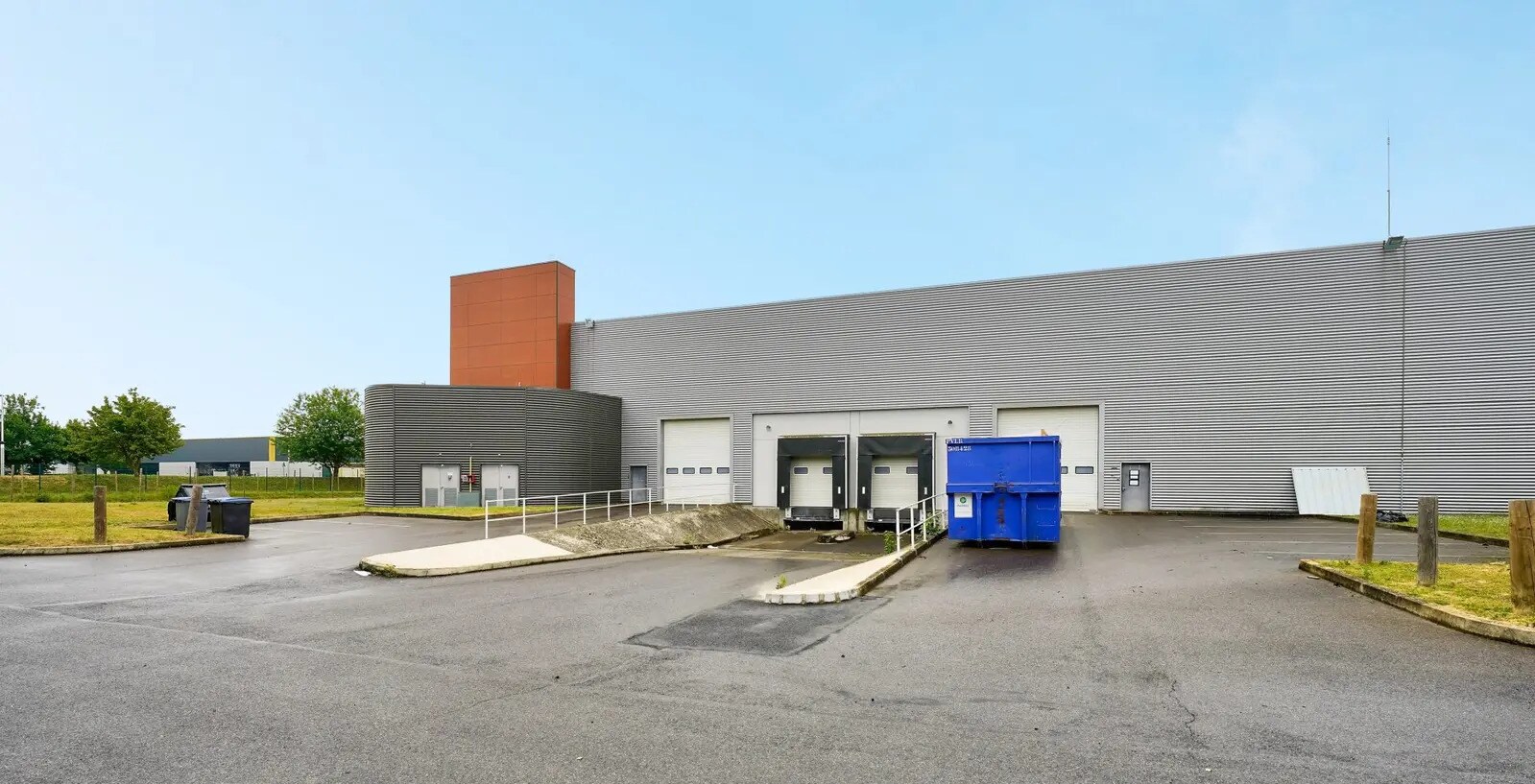 Industrial in Lieusaint for lease Building Photo- Image 1 of 6