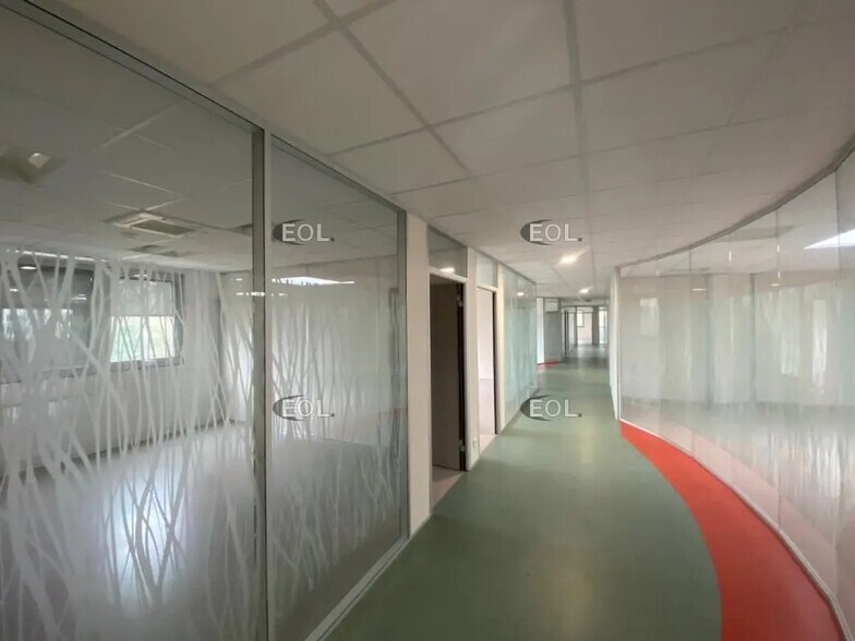 Flex in Ris-Orangis for lease - Building Photo - Image 2 of 17