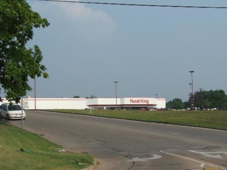 1650 S Main St, Madisonville, KY 42431 Rural King Outlot Opportunity