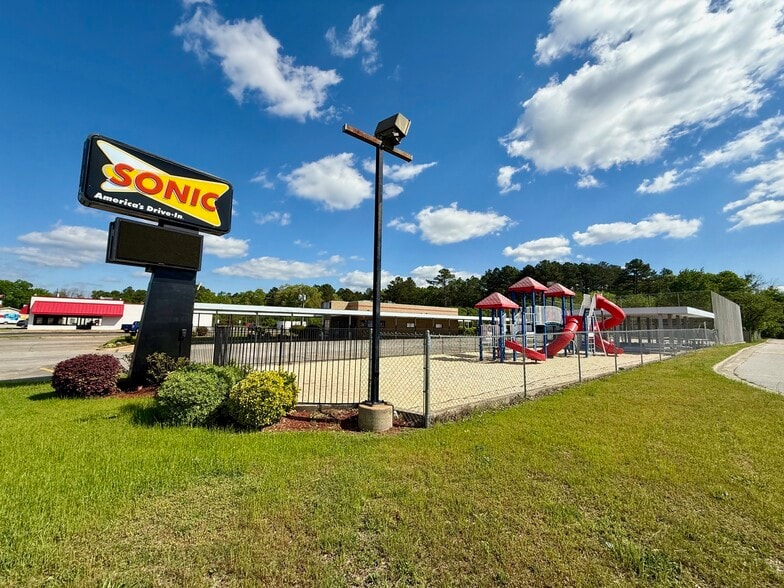 5846 Yadkin Rd, Fayetteville, NC for sale - Building Photo - Image 1 of 8